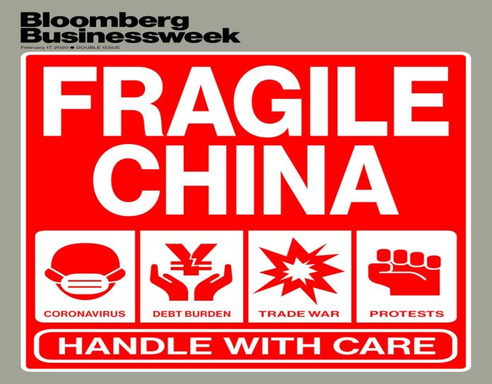 ▲美國《彭博商業周刊》將出版的新一期雜誌封面，標題寫著「脆弱的中國」（ Fragile China ），以及時下 4 大敏感話題。（圖／翻攝自彭博商業周刊網站）