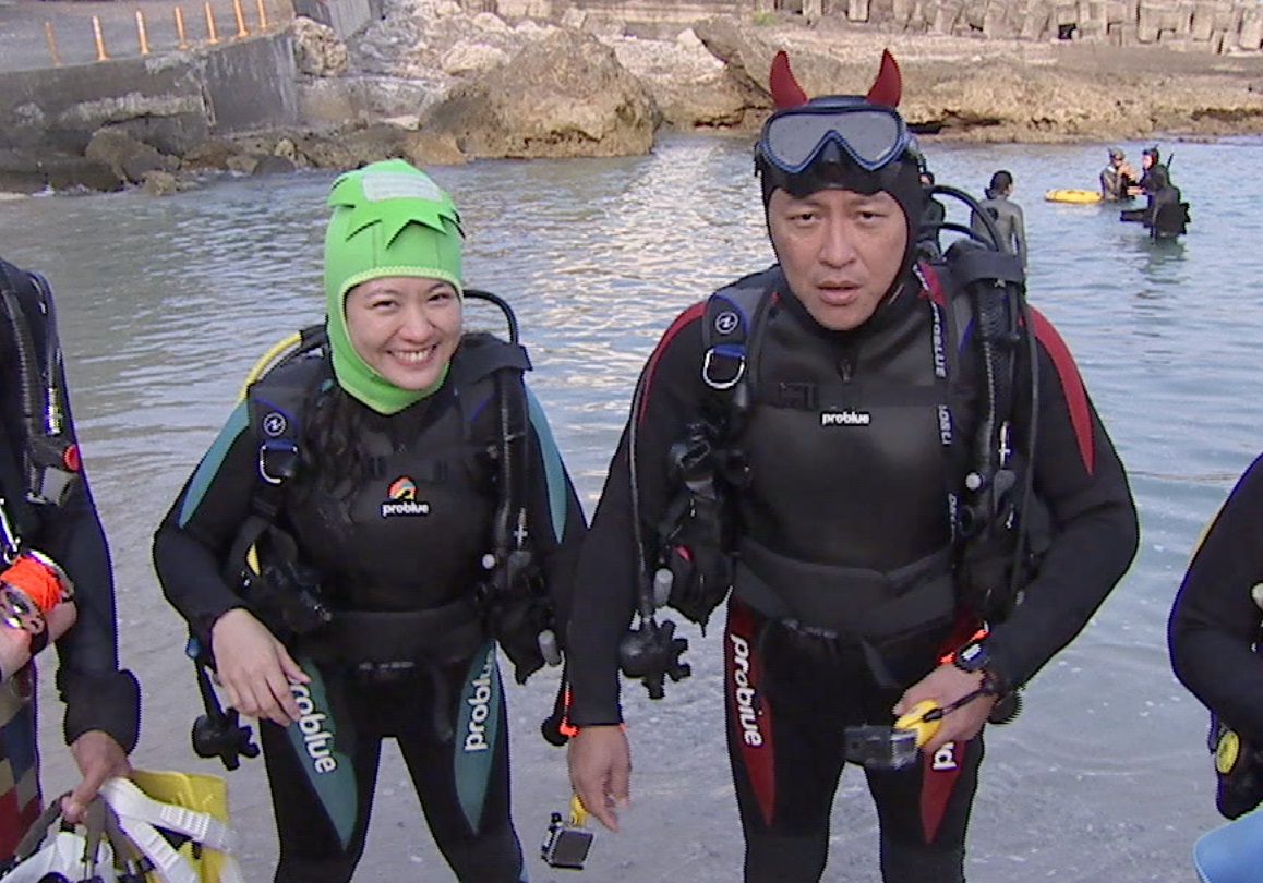 ▲傅昭蓉（右）和詹姆士嘗試潛水。（圖／八大）