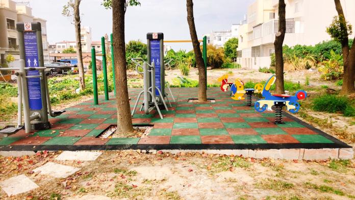 ▲「司機公園」有健身器材及遊樂設施，是大人小孩放鬆、運動的好地方。（圖/新港公所提供，2020.02.15）
