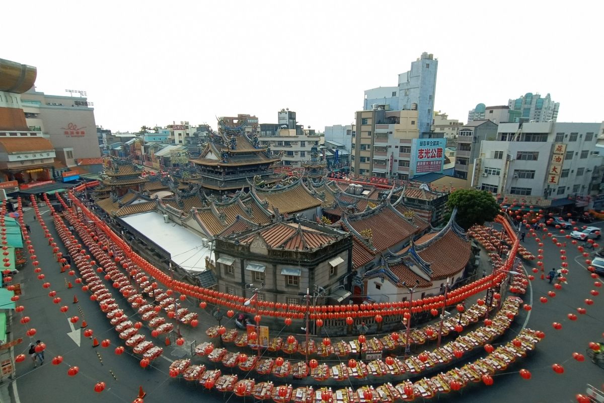 ▲贊普桌數將朝天宮周遭道路擺得滿滿。（圖／記者洪佳伶攝,2020.02.15）