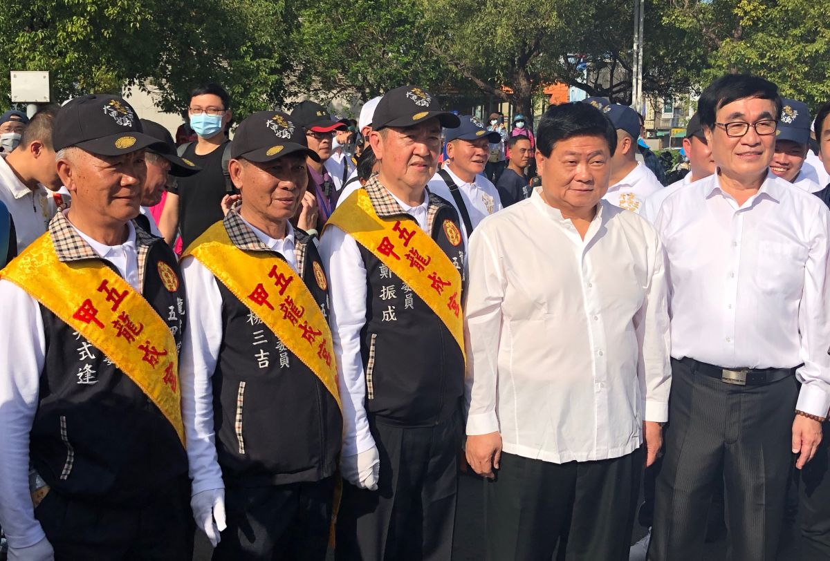 ▲台中市大甲區鎮瀾宮董事長顏清標(右2)、高雄市副市長李四川(右1)，及五甲龍成宮主任委員鄭振成(中)等人，到現場迎接大甲媽祖。(圖／記者黃守作攝，2020.02.15) 