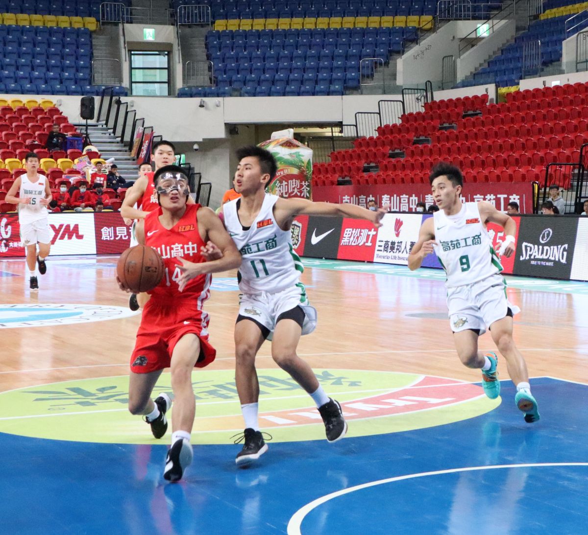 ▲108學年度HBL8強，南山高中彭冠綸(14號)因傷戴面具出賽。（圖／鍾東穎攝,2020.02.15）
