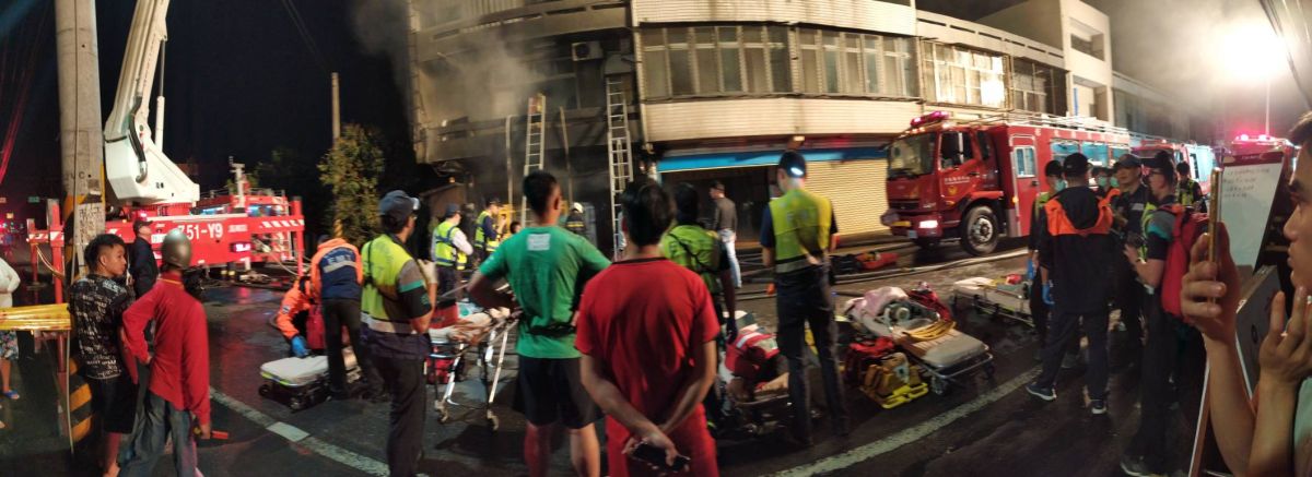 ▲福興鄉番花路一段一移工宿舍暗夜發生火警，火勢疑一樓往上竄燒，利用救生梯救出三位男移工全都送醫。（圖／記者陳雅芳翻攝，2020.02.15）