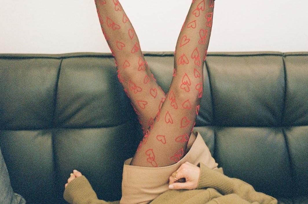 ▲周秀娜秀「心心腿」慶情人節。（圖／翻攝周秀娜IG）