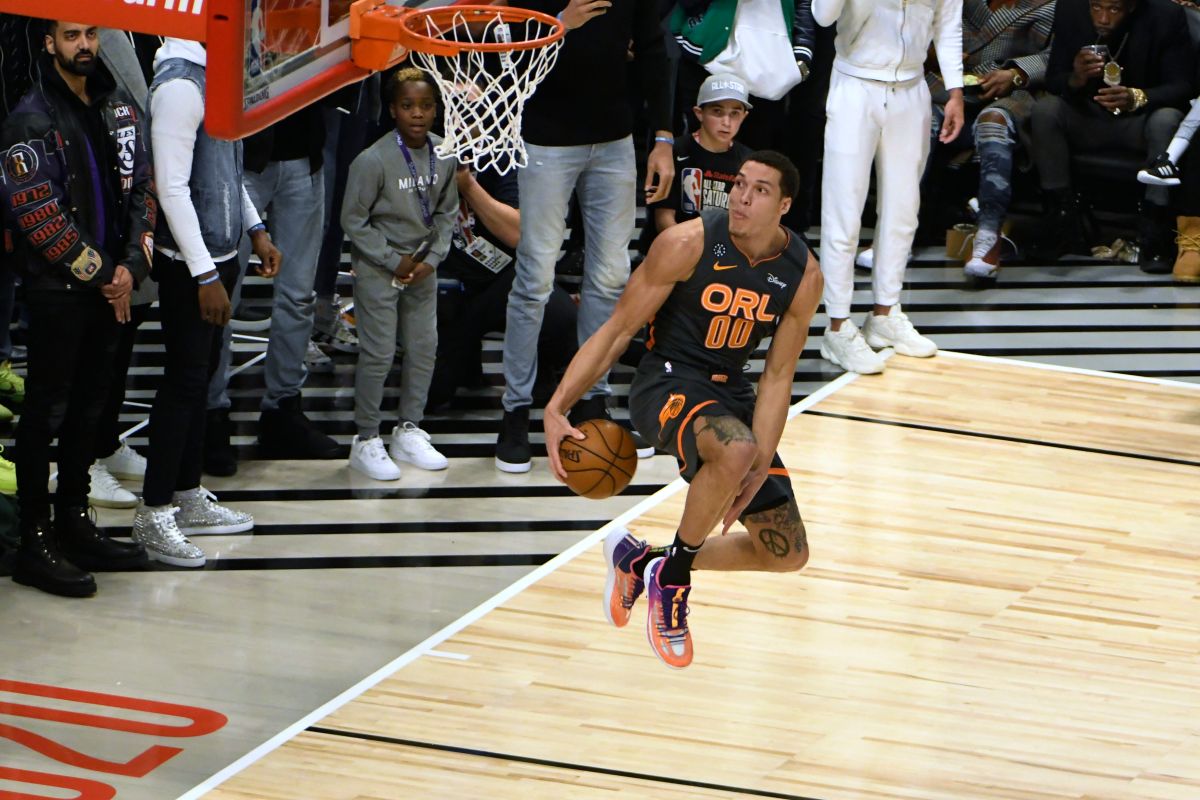 Aaron Gordon在灌籃大賽上表現胯下扣籃。（圖／美聯社達志影像）