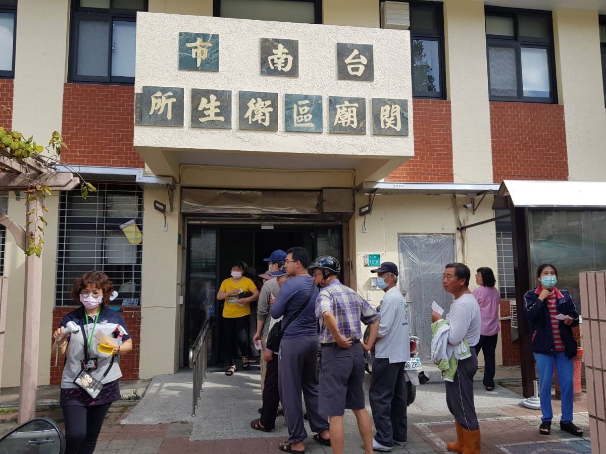 ▲台南市37區衛生所16日開始販售口罩，民眾依規劃動線排隊，秩序良好。（圖／台南市衛生局）