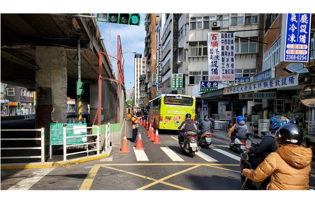 台北市重慶南路高架橋23日起封橋開拆，為維護周邊交通順暢及行車秩序，警方特別規劃相關交通疏導勤務，於施工地點周邊路口布署交通管制疏導崗位16處、路況查報4線與動用警力11名和義交22名。（台北市警察局交通警察大隊提供）中央社記者黃麗芸傳真109年1月20日