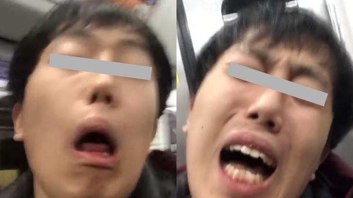▲南韓一名YouTuber在地鐵內狂咳嗽，假裝是武漢肺炎患者。（圖／翻攝매일신문 YouTube）