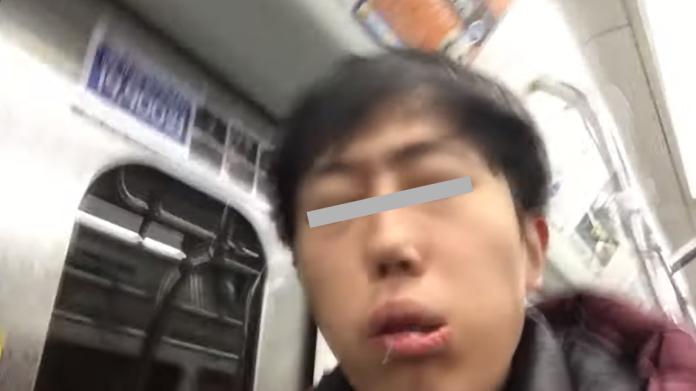 ▲網紅在地鐵車廂內假裝咳嗽，並強調自己剛從武漢回來。（圖／翻攝매일신문 YouTube）