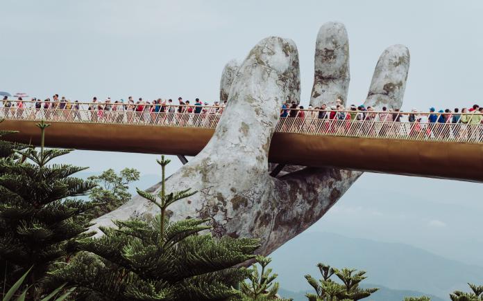 ▲東南亞旅遊業因武漢肺炎受到重創。圖為越南峴港巴拿山黃金橋，又稱「佛手」。（圖／Unsplash）