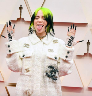 ▲怪奇比莉（如圖）從小聽小賈斯汀的歌長大。（圖／翻攝YouTube）