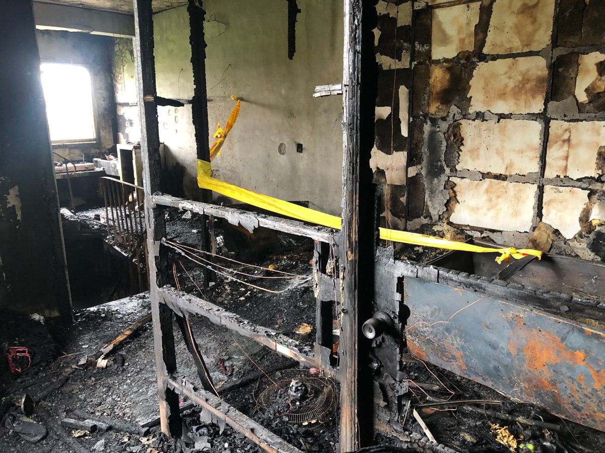 ▲消防人員再進入火場搜尋起火點發現1具焦屍，現場已封鎖交由警方採證。（圖／記者陳雅芳翻攝，2020.02.16）