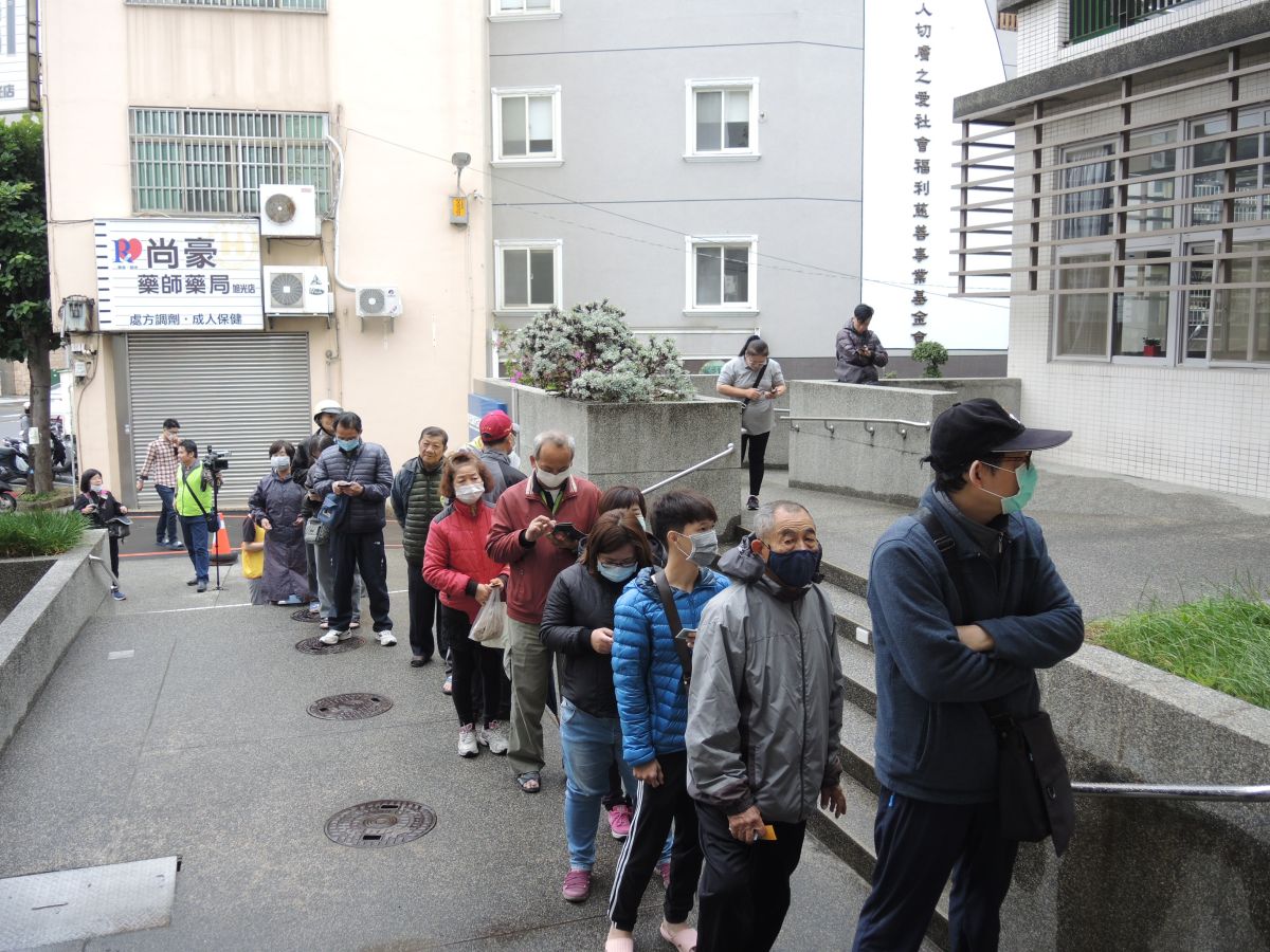 ▲彰化縣2 7處衛生所加入「口罩販售實名制」開跑，彰化市南西北區衛生所一早出現排隊買口罩的人潮。（圖／記者陳雅芳攝，2020.02.16）