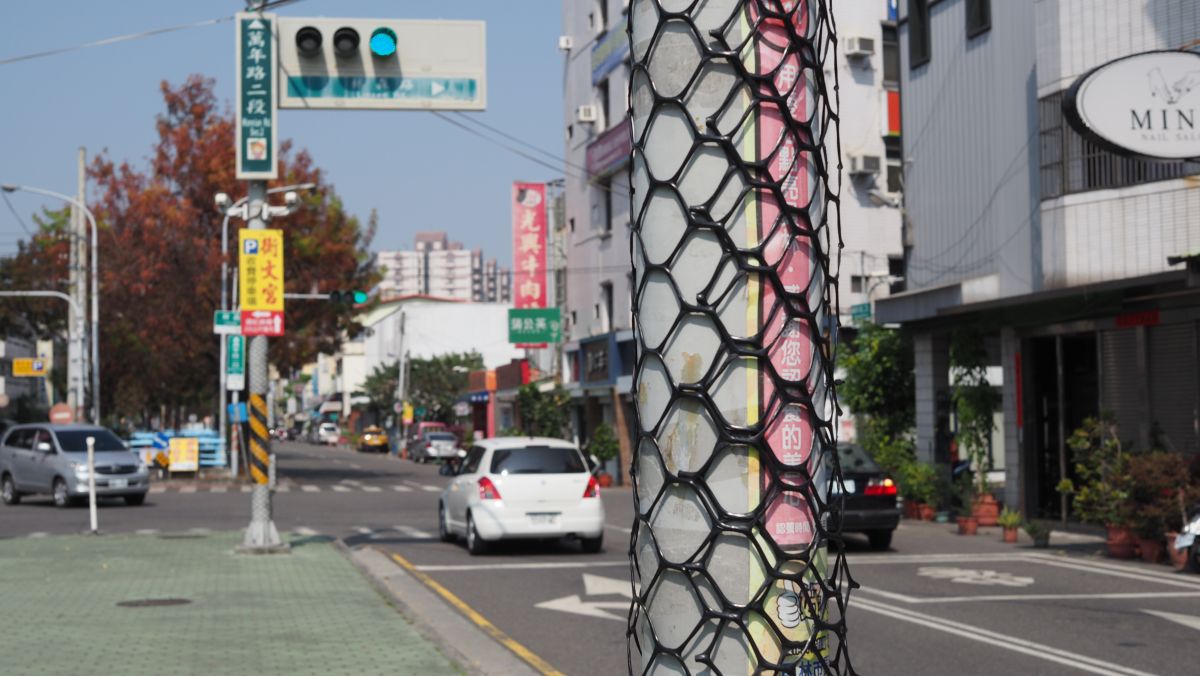 ▲員林市街道上的電線桿、燈桿綁上塑膠網，好像穿上「洞洞裝」塑身。（圖／記者陳雅芳攝，2020.02.16）