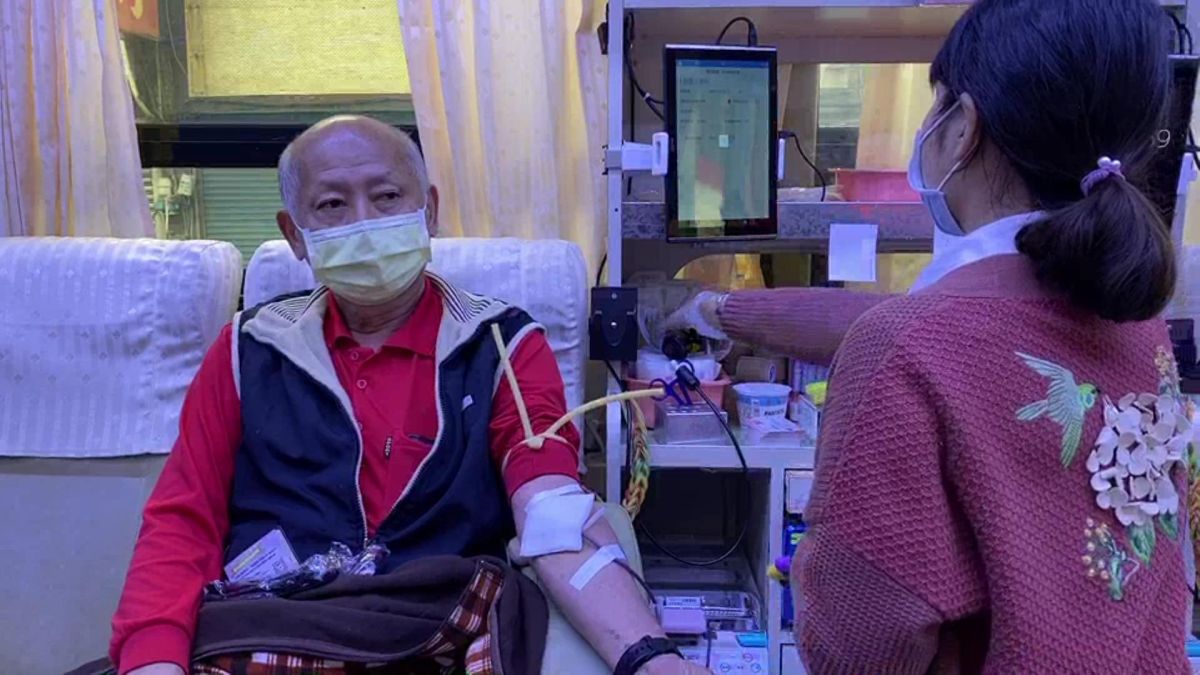 ▲雖然今（16）日氣溫下降及下雨，也沒有影響到民眾捐血的意願，民眾依然捲起衣袖響應捐血。（圖／記者葉靜美攝，2020.02.16）