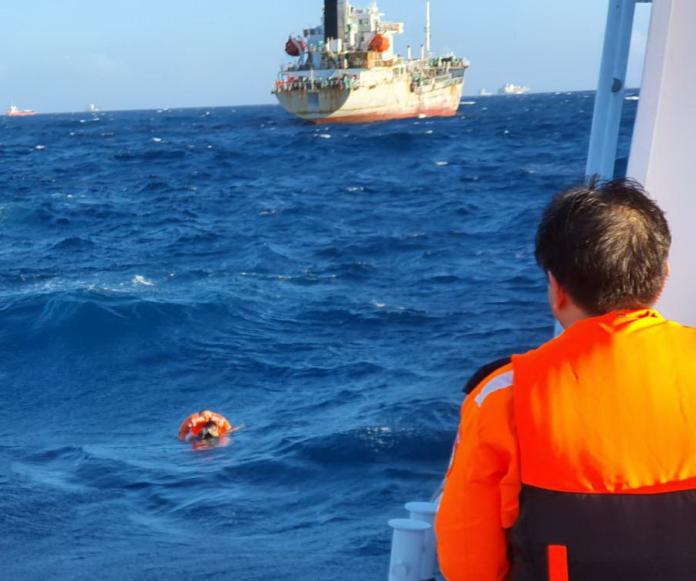海巡搏浪救援　高雄港油輪緬甸籍船員落海

