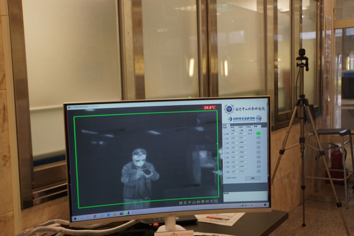 ▲國防部會客室門口設置中科院研發的高畫質「熱顯像儀」 有助於體溫篩檢防疫。（圖／記者呂炯昌攝）