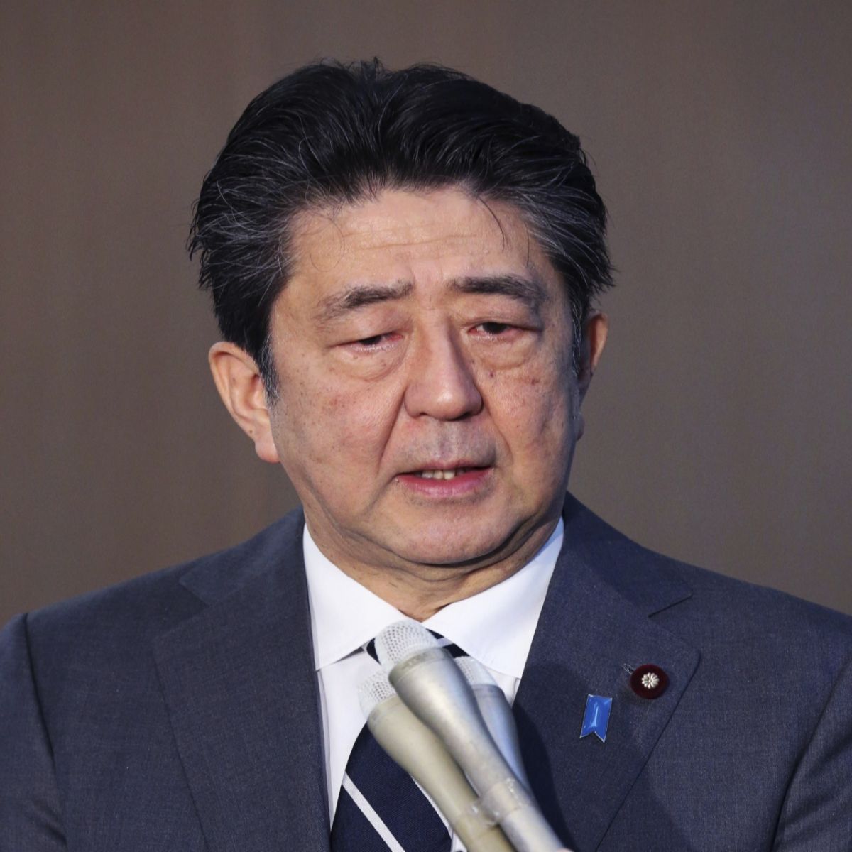 ▲日本首相安倍晉三因賞櫻會爭議、武漢肺炎防疫等因素，影響民調表現。（圖／美聯社／達志影像）