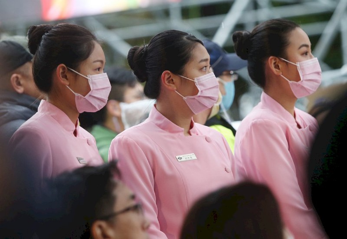 中央流行疫情指揮中心16日宣布國內新增2例武漢肺炎個案，其中一例無旅遊、接觸史，1月27日開始咳嗽，15日死亡後採檢確診，另例為同住家人。民眾出入醫院、密閉空間都戴上口罩防疫。中央社記者鄭傑文攝109年2月16日