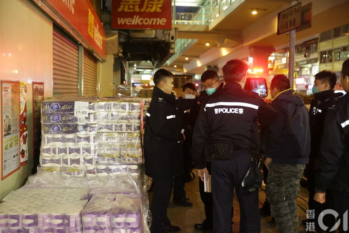 ▲香港 17 日清晨發生1起離譜搶案， 3 名持刀匪徒打劫正在超市門口等補貨的貨運工人，搶走一堆衛生紙，卻沒打算搶現金。（圖／翻攝自香港 01 ）