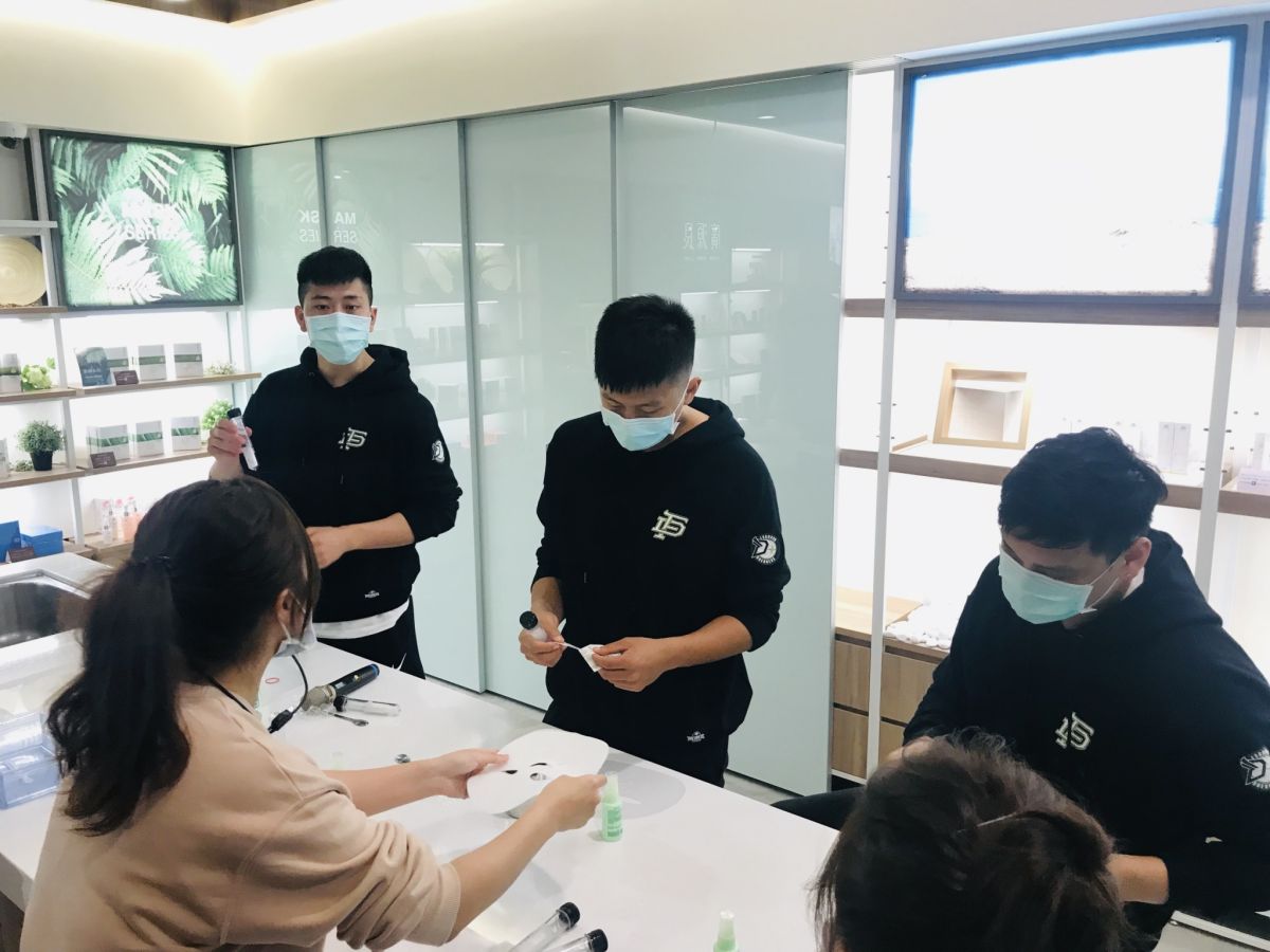 ▲夢想家寶島夢想家四位球星田壘、陳孝榮、吳松蔚及張耕淯到廣源良觀光工廠與球迷超近距離互動。（圖／寶島夢想家提供）