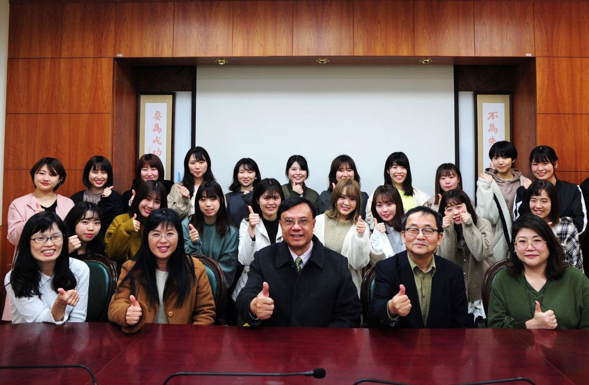 ▲19位來自日本的小松大學國際文化交流系女學生，抵達建國科技大學展開交流學習，第一堂課文化體驗先讓學生學習製作台灣鳳梨酥及珍珠奶茶。（圖／記者陳雅芳攝，2020.02.17）