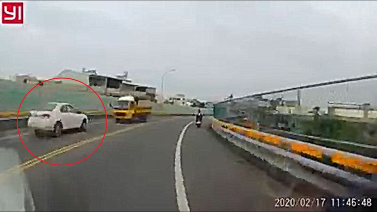 ▲斗南鎮福德陸橋上出現白色自小客車倒駛的驚險違駕畫面，讓人捏了一把冷汗。（圖／記者簡勇鵬翻攝，2020.02.17）