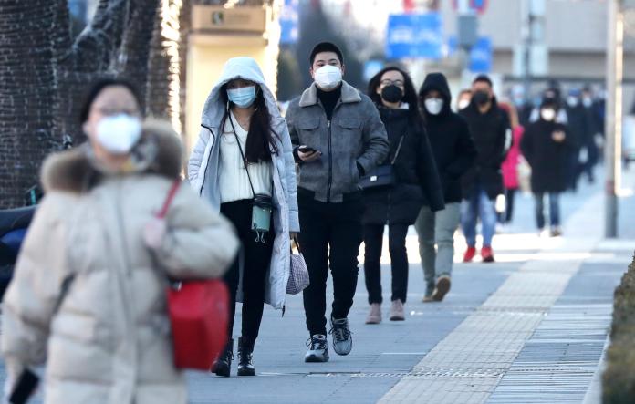 ▲面對疫情仍嚴峻，許多北京民眾戴口罩出門、通勤。（圖／美聯社／達志影像）