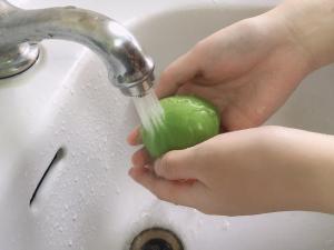 ▲南市衛生局表示，清洗蔬果請使用流動的自來水，不用擔心洗劑丶消毒劑吃下肚。（圖／台南市衛生局）