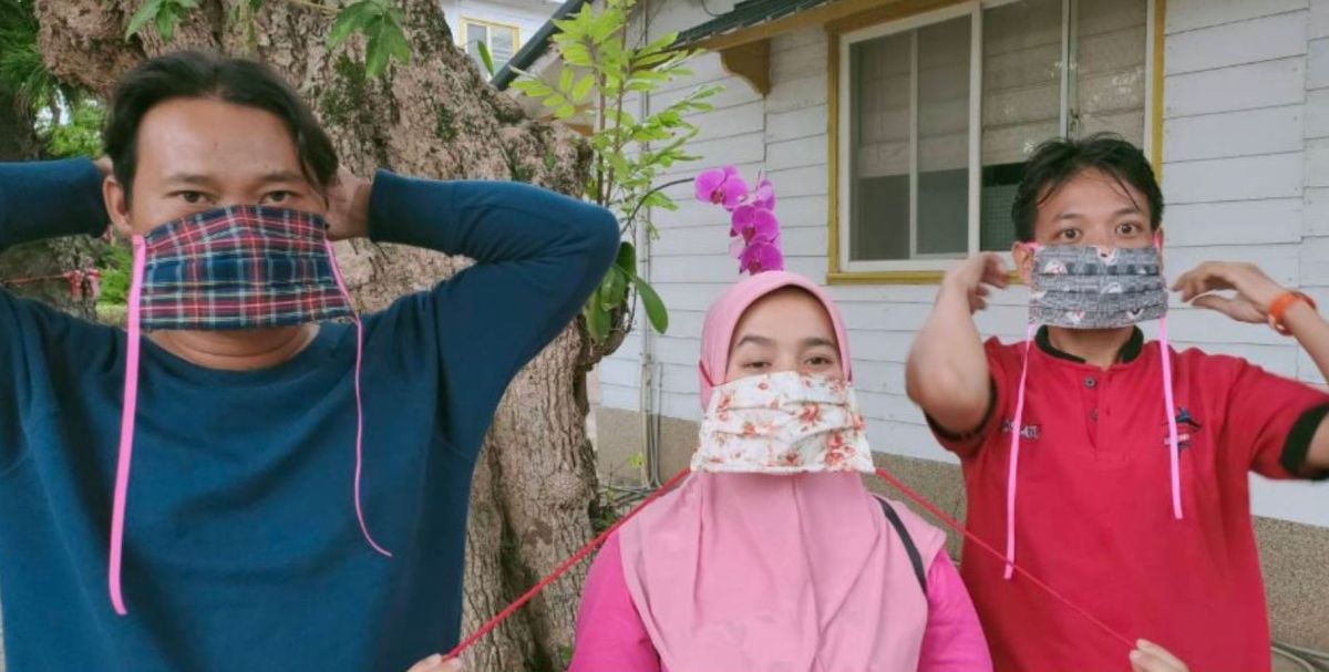 刊登上大字樣的「Will you still runaway？」和印尼文版本的廣告，在桃園市公車上隨著車流移動。（圖／好人會館提供）