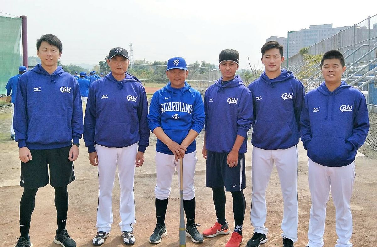 內野守備教練吳思賢（左二）、體能教練林衛宣（左一）及四位業餘投手吳昇峰（右二）、王宗豪（右一）、陳柏毓、余謙（右三）等六位成員於昨（17）日完成報到，今天正式於燕巢球場展開練習。（中職提供）
