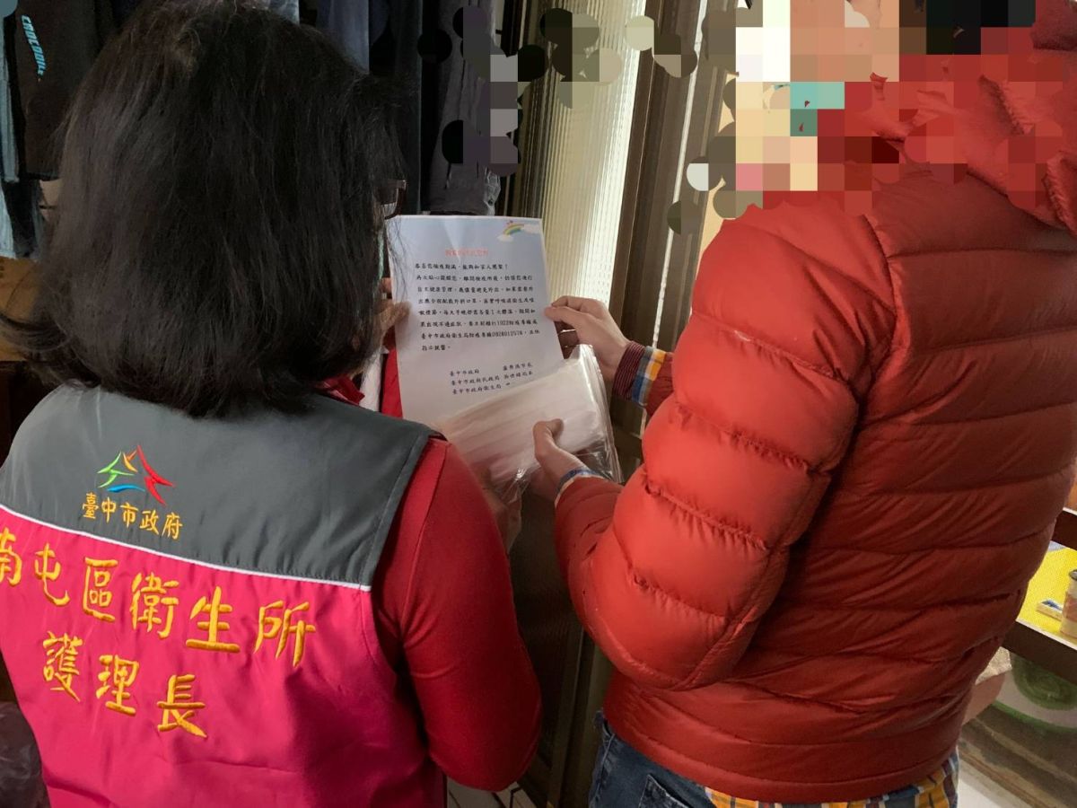 ▲武漢包機返今隔離期滿返家，中市府準備了一份包含口罩和乾洗手液的貼心禮物。 (圖／市政府提供2020.2.18)