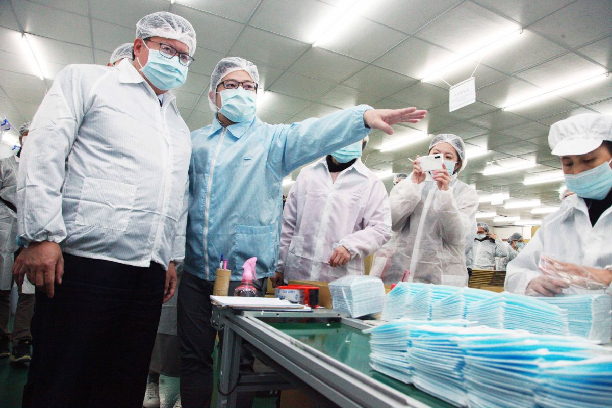 ▲桃園市長鄭文燦今天前往桃園市原本生產不織布產品的易廷企業視察。（圖／記者李春台攝, 2020.02.18）