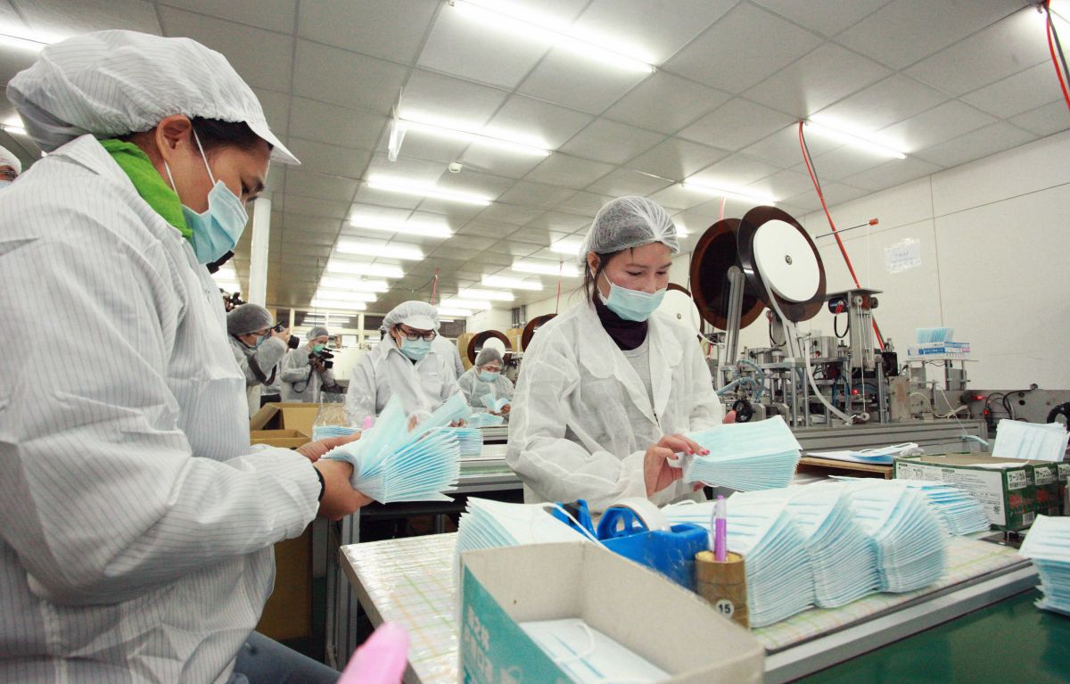▲口罩工廠 24 小時不停運轉生產政府徵用所需的口罩。（圖／記者李春台攝, 2020.02.18）