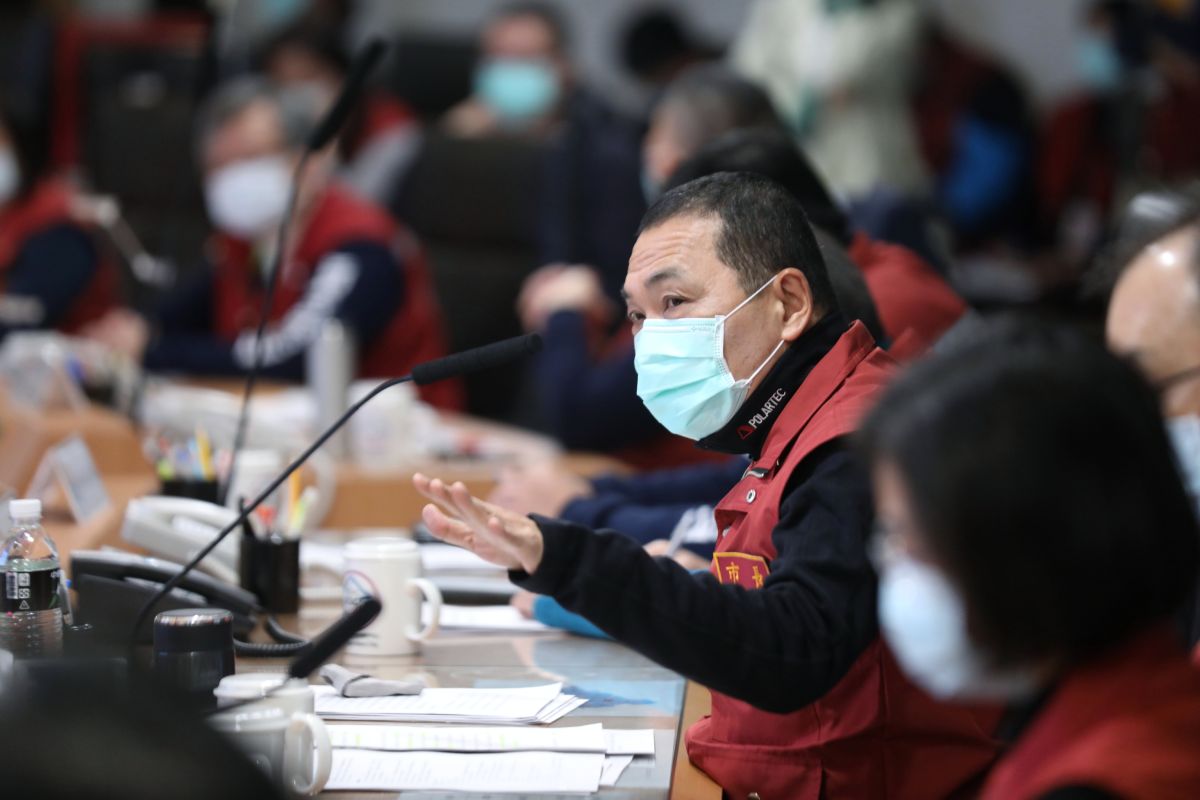 ▲新北市長侯友宜宣布，市府將於20日成立「居家檢疫關懷中心」，並責成各局處和區公所落實防疫工作。（圖／新北市政府提供）
