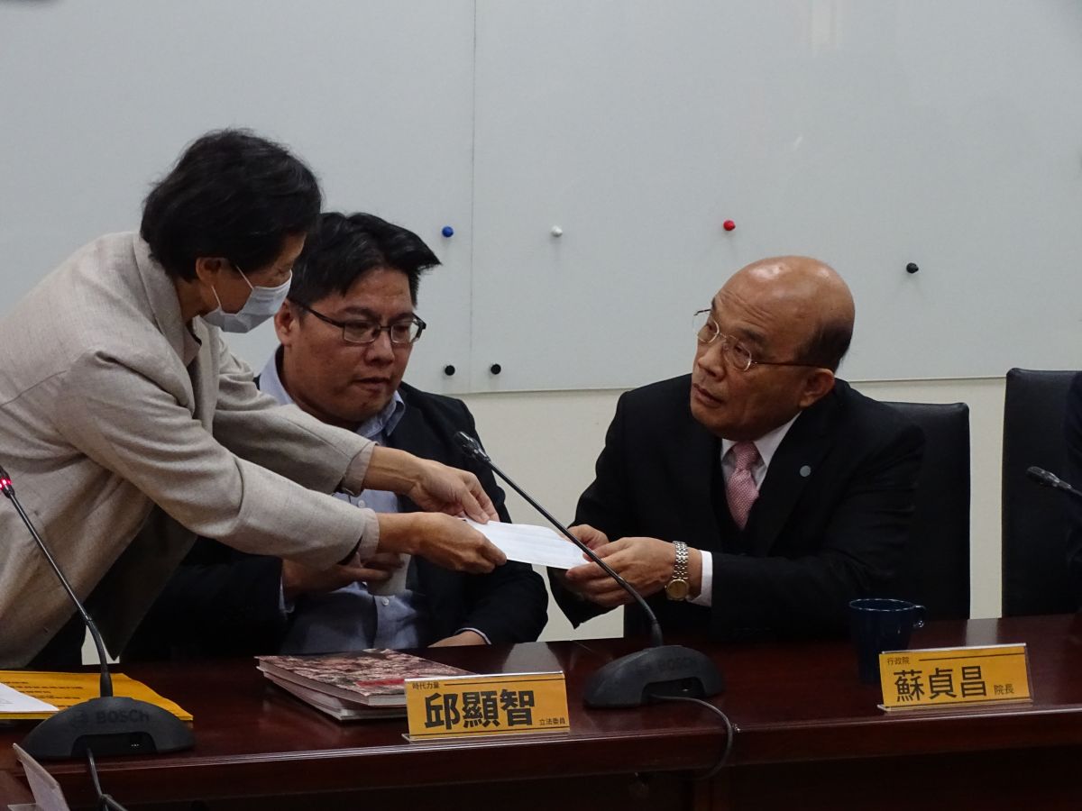 ▲為紓困條例爭取立院支持，行政院長蘇貞昌拜會時力黨團，獲得立委陳椒華致贈口罩一片。（圖／記者呂炯昌攝, 2020.2.18）