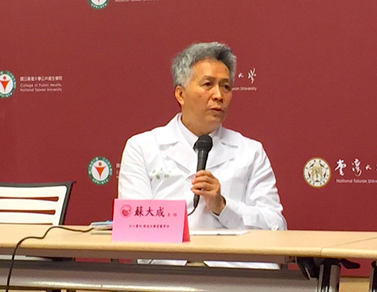 ▲台大醫學院教授蘇大成指出，經過觀察研究，人類的體溫持續在下降，以目前38度定為發燒的基準，面對武漢肺炎的症狀恐怕已不敷使用。（圖／記者黃仁杰攝, 2020.2.18）