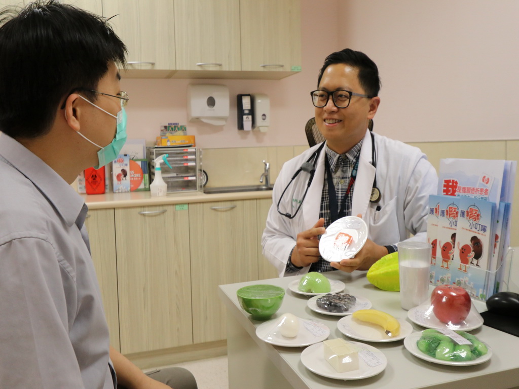 ▲醫生提醒，慢性腎臟病患者的飲食應把握「一青二白」，才能活出「腎利人生」。 (圖／林重鎣翻攝2020.2.18)