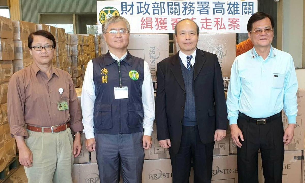 ▲財政部關務署高雄關查獲貨櫃走私市價超過新台幣3千萬元的未稅香菸。(圖／記者黃守作攝，2020.02.18) 
