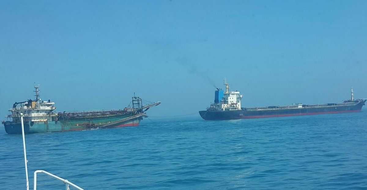 ▲大陸籍長鑫36號運砂船(右)及豐溢9969號抽砂船(左)，因違反專屬經濟海域及大陸礁層法遭法院判決沒入，為考量安全與拍賣作業執行，乃由澎湖移泊高雄港碼頭。(圖／記者黃守作攝，2020.02.18)