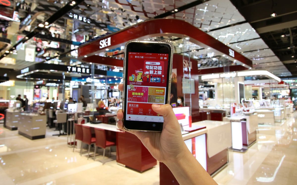 ▲武漢肺炎疫情衝擊觀光與百貨零售業，逛街人潮明顯變少，為因應市場狀況，新光三越更加快數位服務的腳步，新增「宅配商品專區」。（圖／新光三越提供）