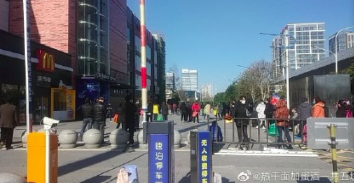 ▲陸網友爆料武漢市完全封閉政策失敗，民眾仍出門採購糧食。  （圖／翻攝自熱乾麵加蛋酒一共五塊五微博）
