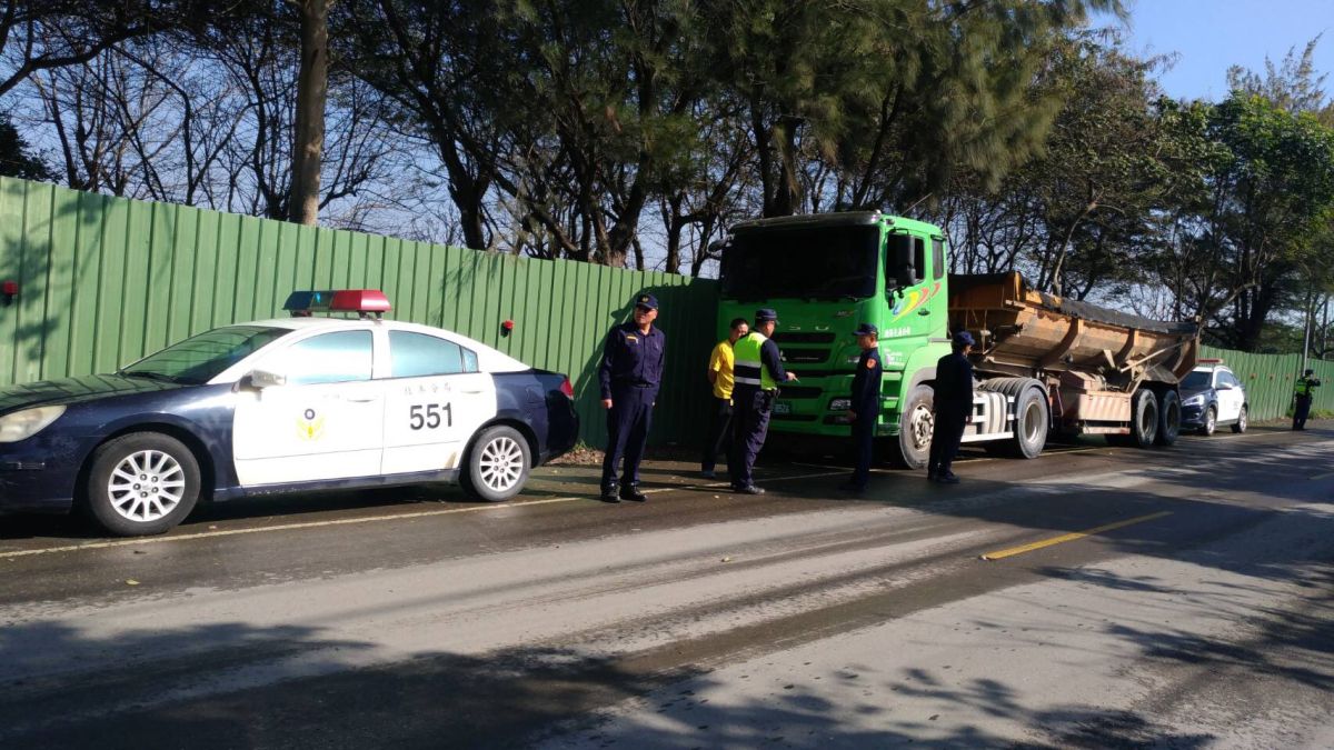 ▲北港滯洪池開挖砂石車進出頻繁，警方強力取締。（北港警分局提供）