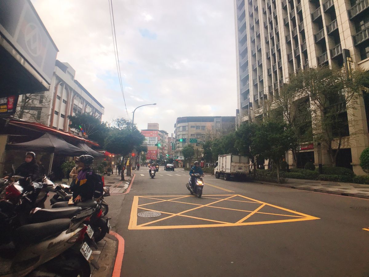 ▲永和竹林路房屋屋齡偏高，房價約4字頭，與唯一豪宅物件房價7字頭相較差距大。（圖／信義房屋提供）  