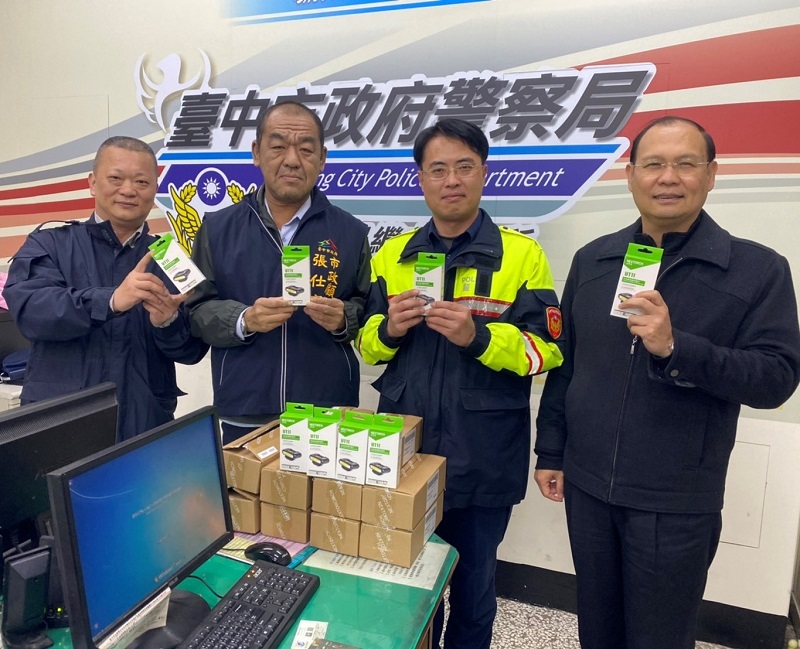 ▲「餅哥」張仕宗贈60組夾燈給第一分局繼中派出所，方便員警夜間執勤（圖／警方提供）