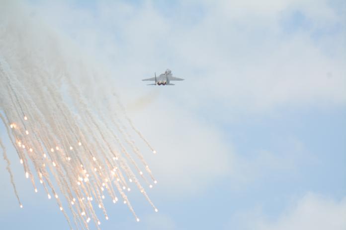 ▲新加坡航展飛行表演的新加坡空軍F-15SG戰機，在空中施放大量熱焰彈。（圖／軍情與航空提供）