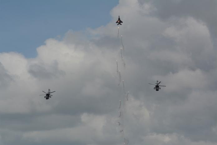 ▲新加坡空軍的表演，由F-15SG和AH-64D組合展示。（圖／軍情與航空提供）