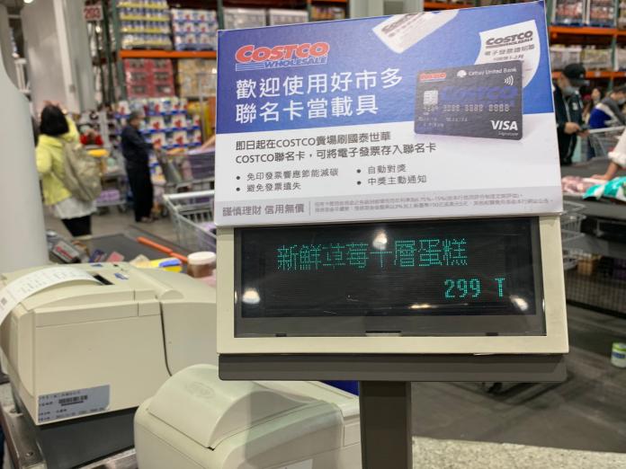 ▲餐飲業提供服務方面，「開立電子發票」占82.9%最高，較去年同期上升2.9個百分點、「導入POS系統」居次。然而，「經營網路社群」雖然仍有6成比率，但較去年同期下降4.3個百分點，顯示商家對於網路社群興趣出現衰退。（圖／記者顏真真攝）