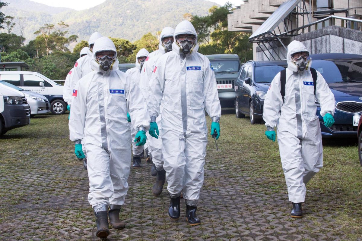 ▲陸軍六軍團33化學兵群19日前往台商團隔離住所消毒。( 圖 / 國防部提供 )