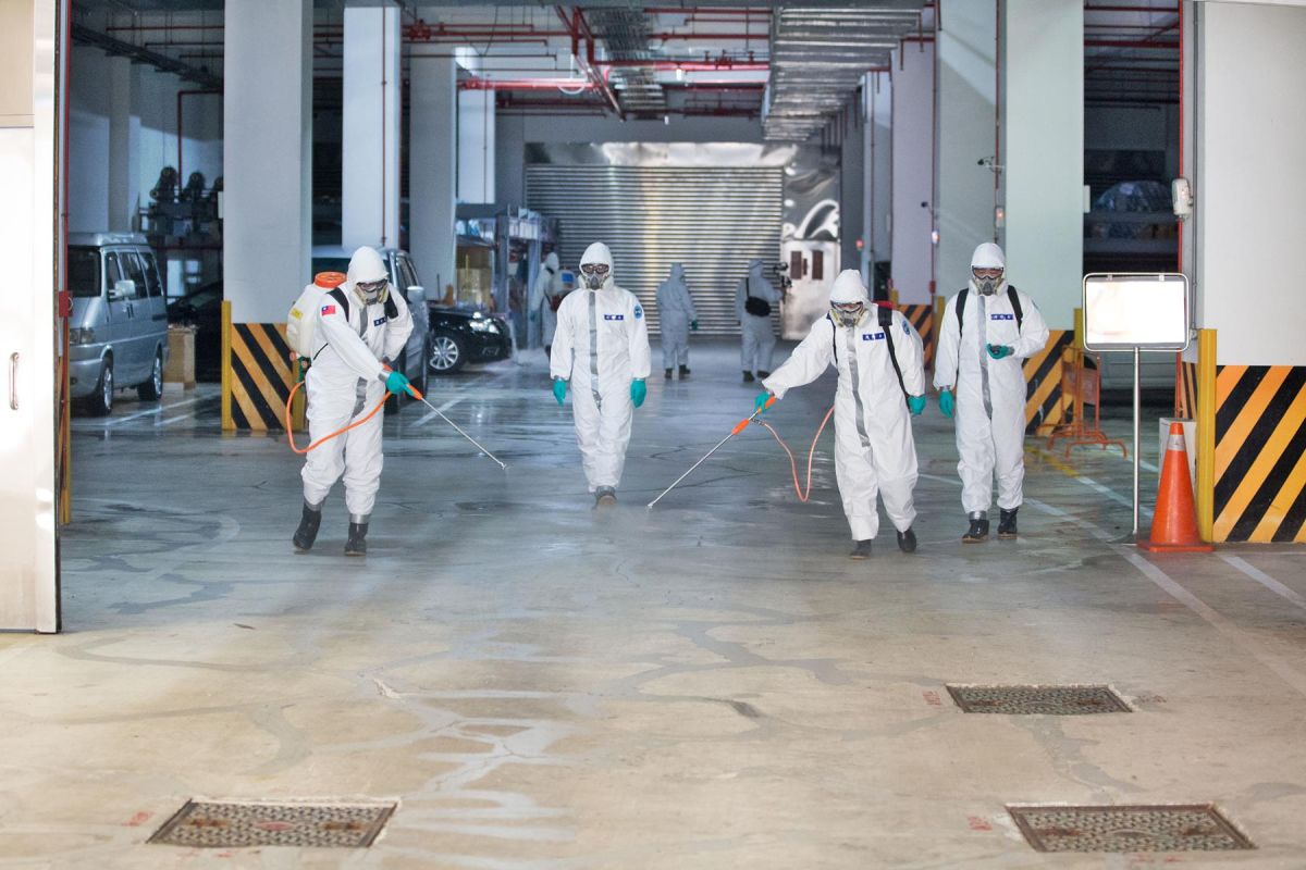 陸軍六軍團33化學兵群19日前往台商團隔離住所消毒。( 圖 / 國防部提供 )